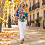 Adoración | Jersey con grandes flores de colores, en la calle