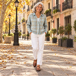 Alejandra | Punto con botones de cuadros azul cielo, en la calle