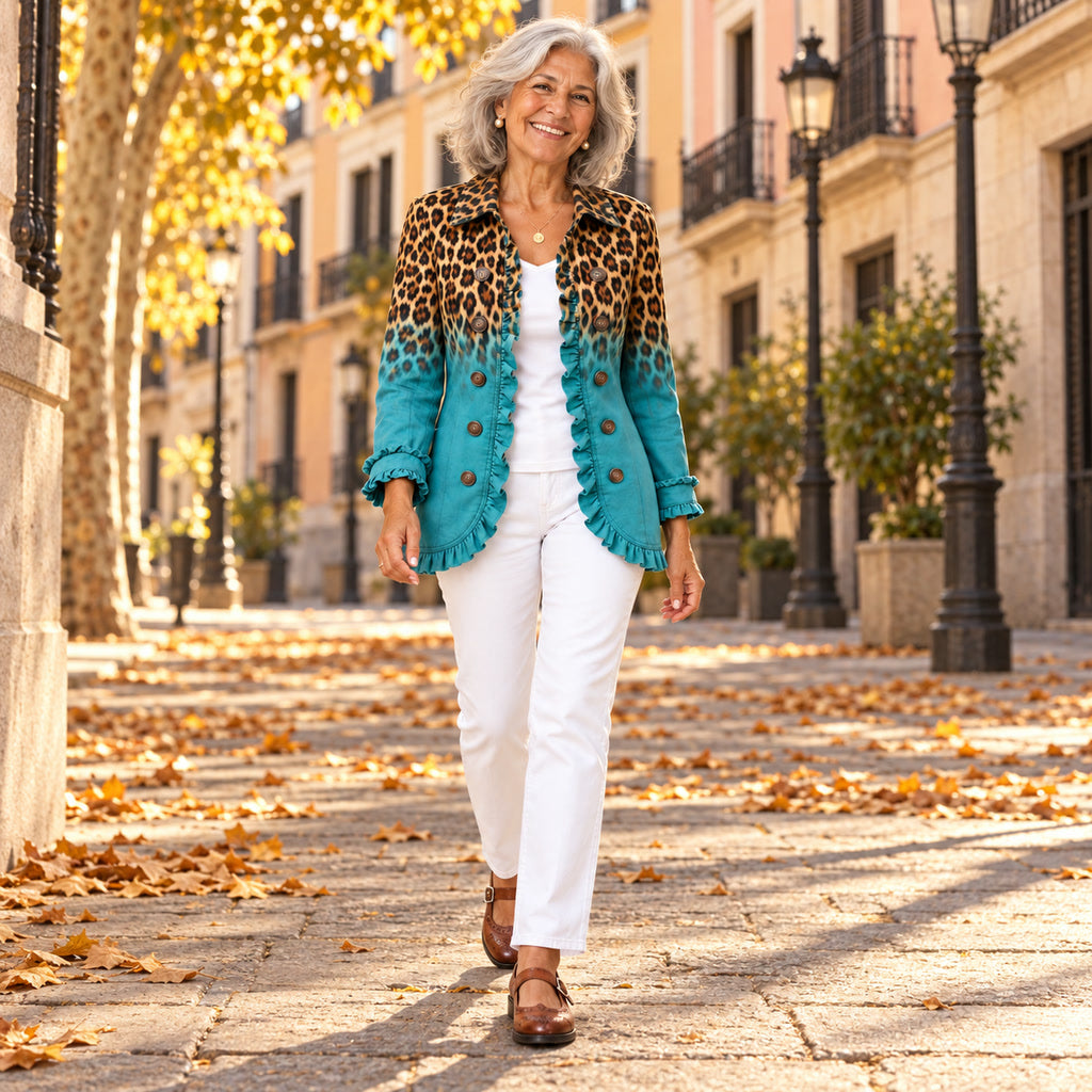 Anaís | Blazer con volantes y estampado de leopardo degradado, en la calle