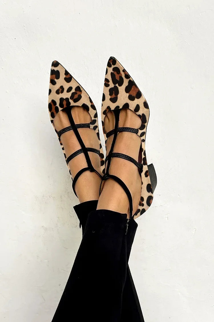 Anunciación | Zapatos de salón tipo bailarina de leopardo con tiras