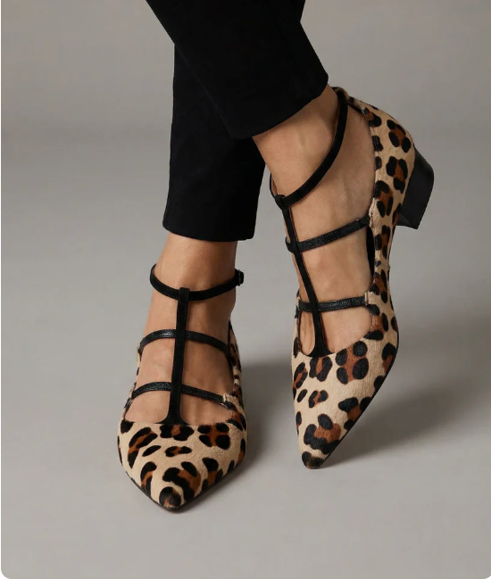 Anunciación | Zapatos de salón tipo bailarina de leopardo con tiras