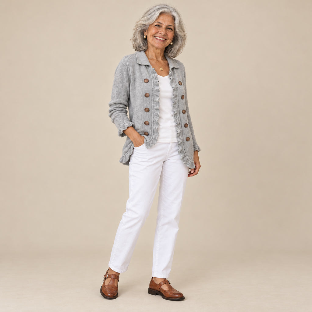 Arantxa | Chaqueta de punto de canalé gris jaspeado con volantes, vista de tres cuartos