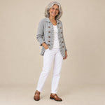 Arantxa | Chaqueta de punto de canalé gris jaspeado con volantes, vista de tres cuartos