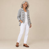 Arantxa | Chaqueta de punto de canalé gris jaspeado con volantes, vista de tres cuartos