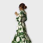 Ariadna Lourdes | Vestido largo verde de manga larga con cuello en V