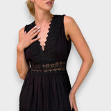 Begoña Paz | Vestido de encaje elegante con cuello en V