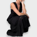 Begoña Paz | Vestido de encaje elegante con cuello en V