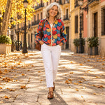 Berta | Cárdigan con estampado de corazones multicolores, en la calle