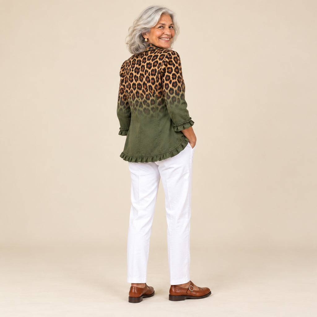 Dulce | Blazer con volantes y estampado de leopardo degradado verde oliva, vista de espaldas