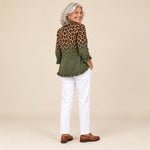 Dulce | Blazer con volantes y estampado de leopardo degradado verde oliva, vista de espaldas