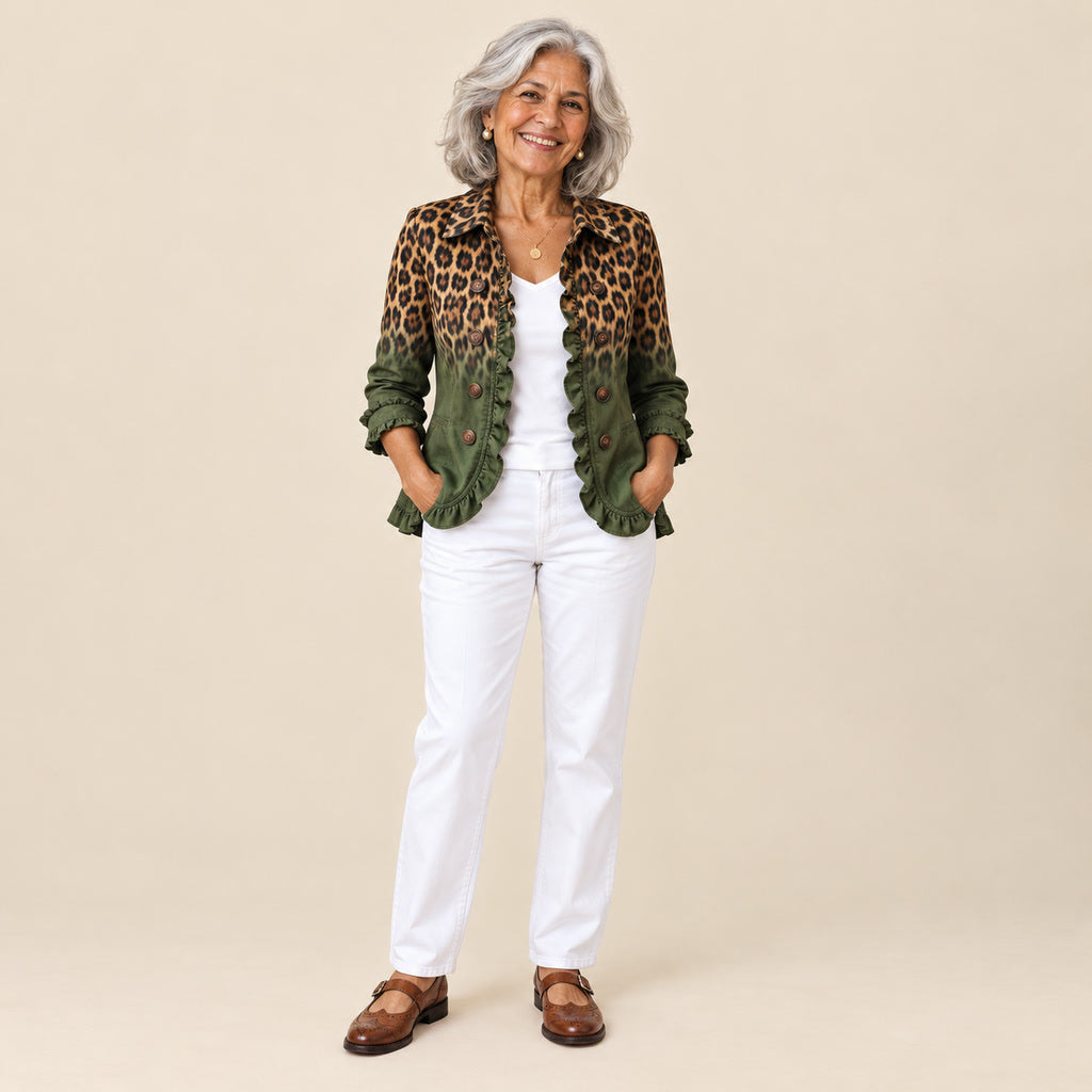 Dulce | Blazer con volantes y estampado de leopardo degradado verde oliva, vista de frente