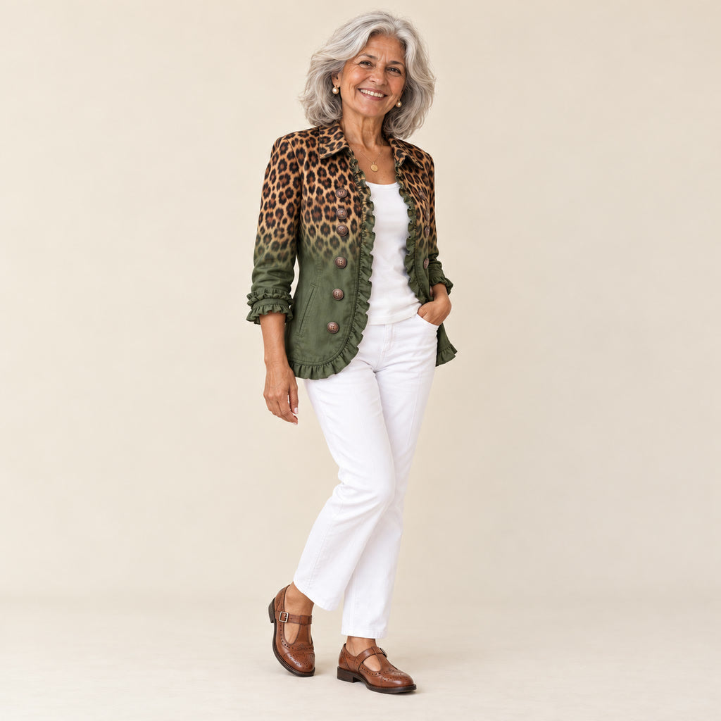 Dulce | Blazer con volantes y estampado de leopardo degradado verde oliva, vista de tres cuartos
