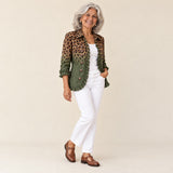 Dulce | Blazer con volantes y estampado de leopardo degradado verde oliva, vista de tres cuartos