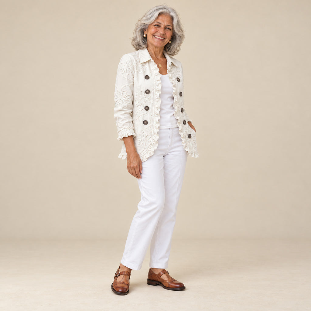 Gertrudis | Chaqueta marfil con bordado floral y volantes, vista de tres cuartos