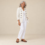 Gertrudis | Chaqueta marfil con bordado floral y volantes, vista de tres cuartos