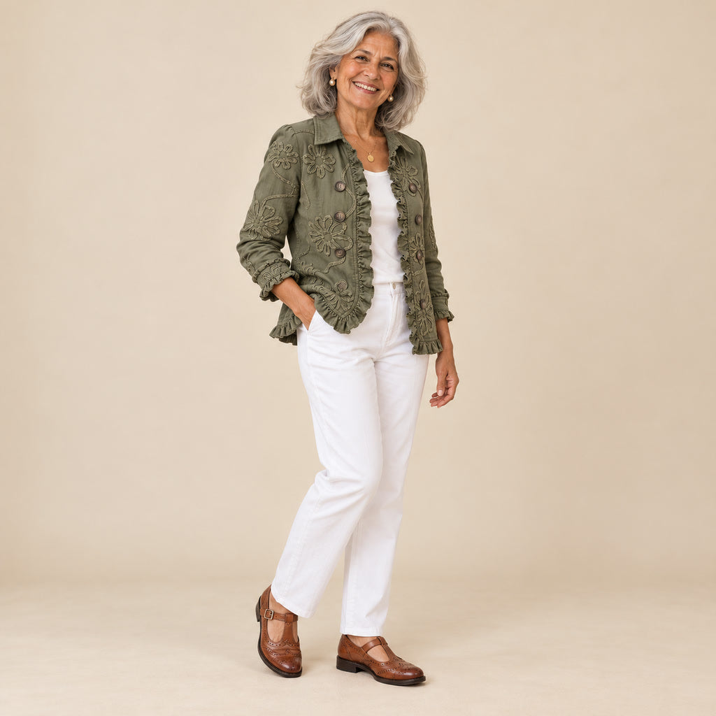 Guadalupe | Chaqueta bohemia con bordado floral y volantes, vista de tres cuartos