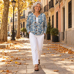 Iciar | Cárdigan con estampado botánico azul, en la calle