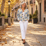 Irene | Cárdigan con flores de aciano, en la calle