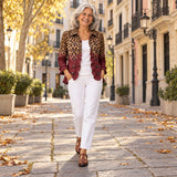 Isidora | Blazer con volantes y estampado de leopardo degradado granate, en la calle