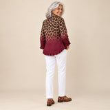 Isidora | Blazer con volantes y estampado de leopardo degradado granate, vista de espaldas