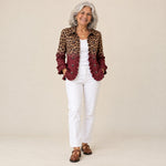Isidora | Blazer con volantes y estampado de leopardo degradado granate, vista de frente