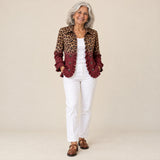 Isidora | Blazer con volantes y estampado de leopardo degradado granate, vista de frente