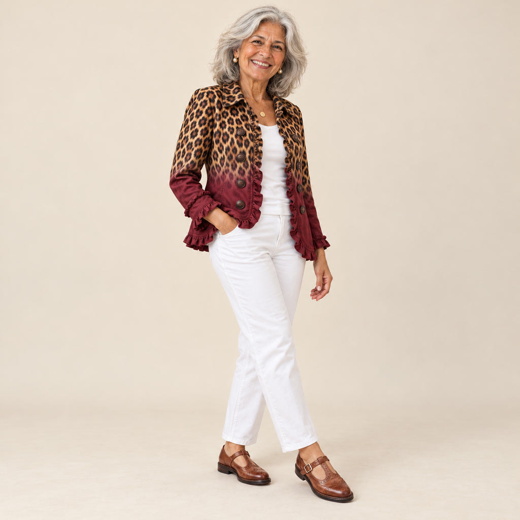 Isidora | Blazer con volantes y estampado de leopardo degradado granate, vista de tres cuartos