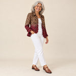 Isidora | Blazer con volantes y estampado de leopardo degradado granate, vista de tres cuartos