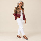 Isidora | Blazer con volantes y estampado de leopardo degradado granate, vista de tres cuartos