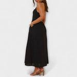 Isidora | Vestido midi negro con cuello halter y detalle en la cintura