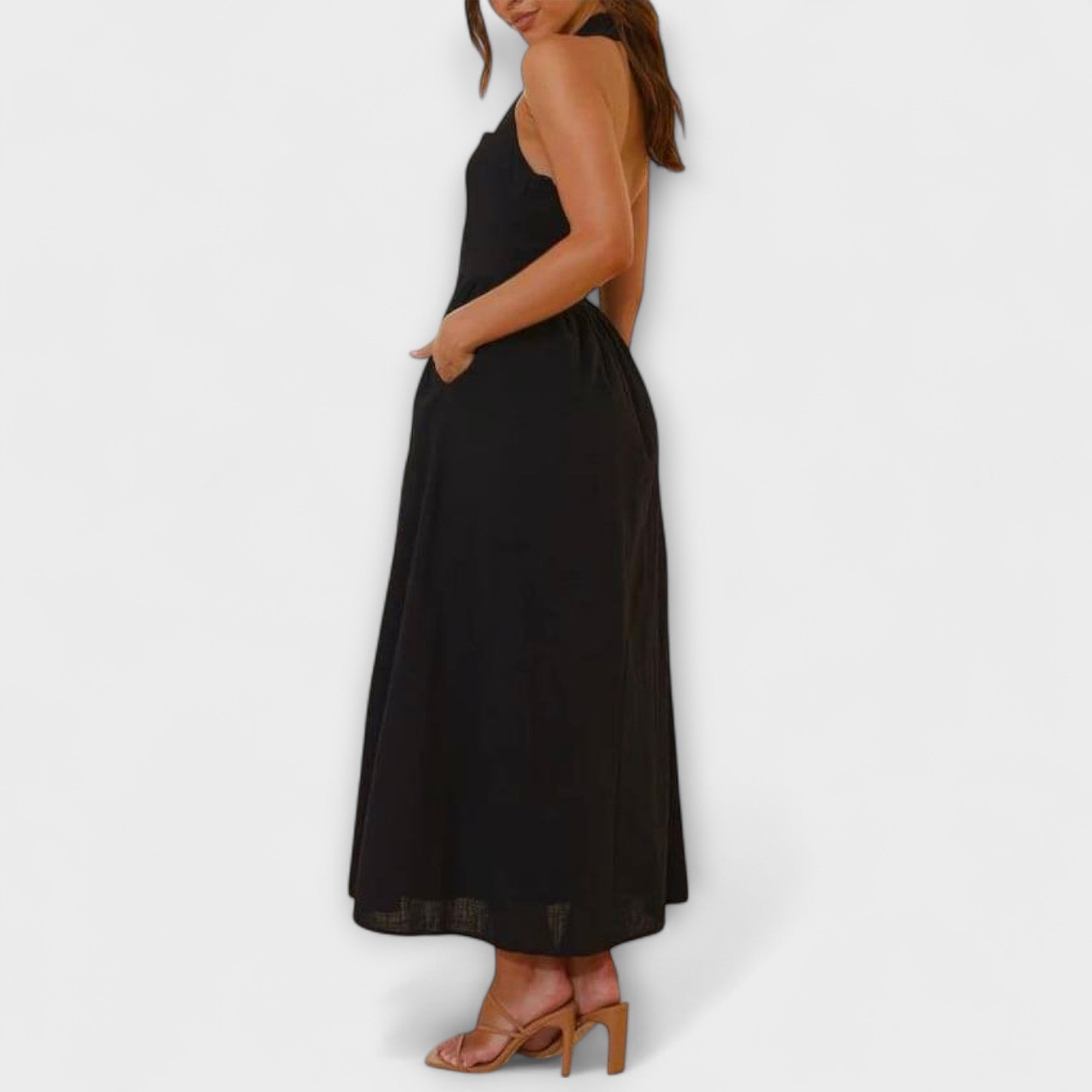 Isidora | Vestido midi negro con cuello halter y detalle en la cintura