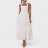 Isidora | Vestido midi negro con cuello halter y detalle en la cintura