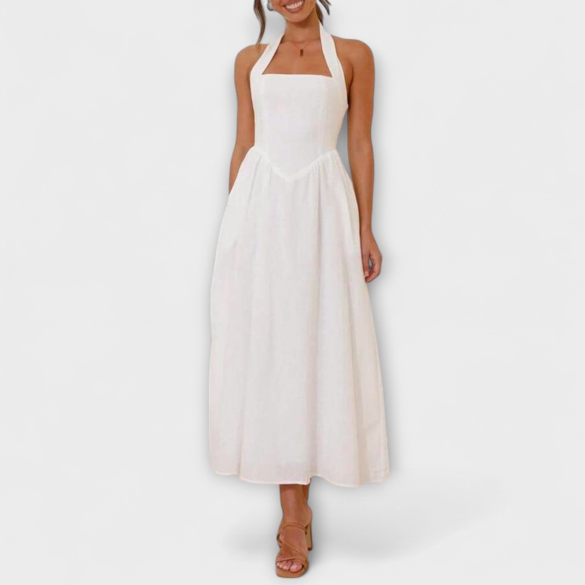 Isidora | Vestido midi negro con cuello halter y detalle en la cintura