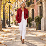 Macarena | Chaqueta de punto de canalé rojo rubí con volantes, en la calle