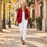 Macarena | Chaqueta de punto de canalé rojo rubí con volantes, en la calle