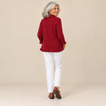 Macarena | Chaqueta de punto de canalé rojo rubí con volantes, vista de espaldas