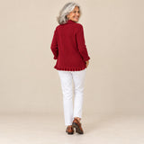 Macarena | Chaqueta de punto de canalé rojo rubí con volantes, vista de espaldas