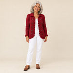 Macarena | Chaqueta de punto de canalé rojo rubí con volantes, vista de frente