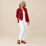 Macarena | Chaqueta de punto de canalé rojo rubí con volantes, vista de tres cuartos