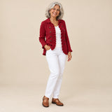 Macarena | Chaqueta de punto de canalé rojo rubí con volantes, vista de tres cuartos