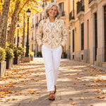 Maialen | Cárdigan con finas volutas de flores, en la calle