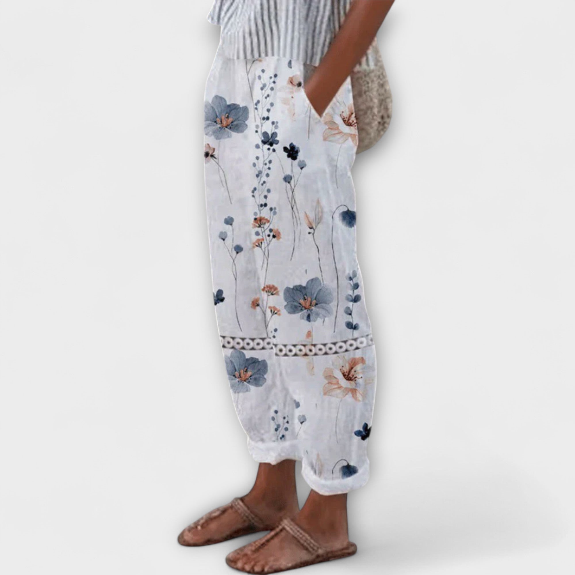 Manuela | Pantalón informal con estampado característico y botones