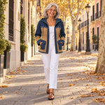 Nayara | Chaqueta con capucha azul marino y camel, en la calle