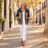 Nayara | Chaqueta con capucha azul marino y camel, en la calle