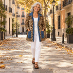 Nidia | Chaqueta larga de leopardo con paneles vaqueros, en la calle