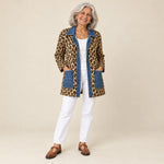 Nidia | Chaqueta larga de leopardo con paneles vaqueros, vista de frente