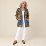 Nidia | Chaqueta larga de leopardo con paneles vaqueros, vista de frente