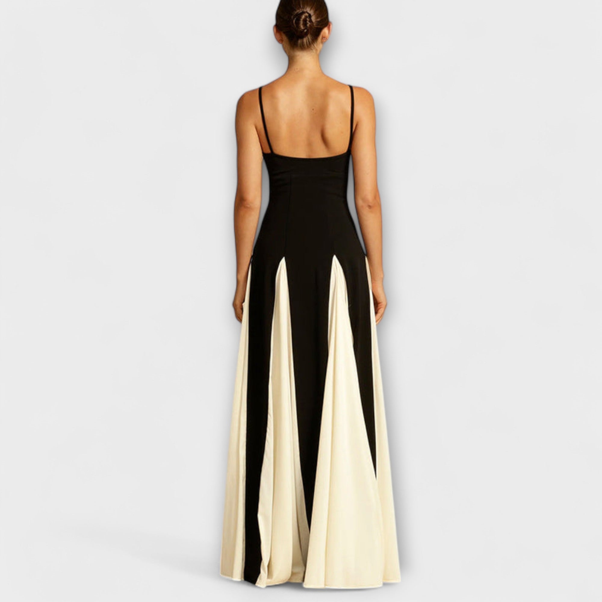 Nidia | Elegancia clásica: vestido largo trapecio con paneles de tul