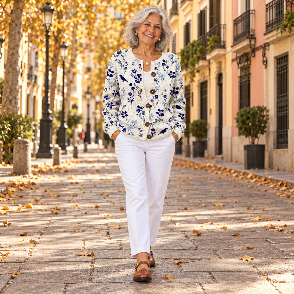 Nuria | Cárdigan botánico con pájaros azules, en la calle