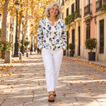 Nuria | Cárdigan botánico con pájaros azules, en la calle